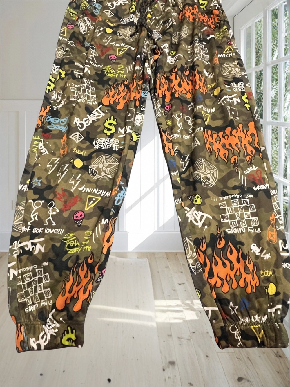 FRESH PRINTS OF BEL-AIR Men’s Camo Graffiti Joggers XL NWT Streetwear Flames - Picture 5 of 13